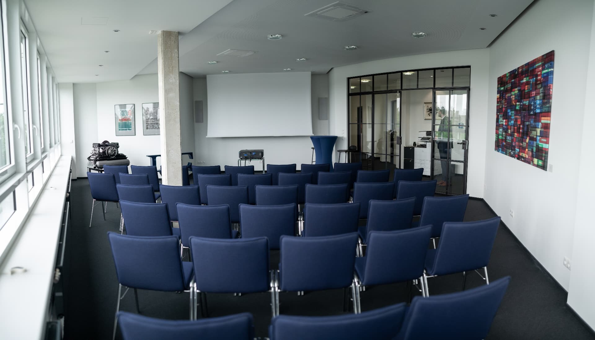 Seminarraum der Kanzlei RUGE FEHSENFELD mit Bestuhlung und Leinwand