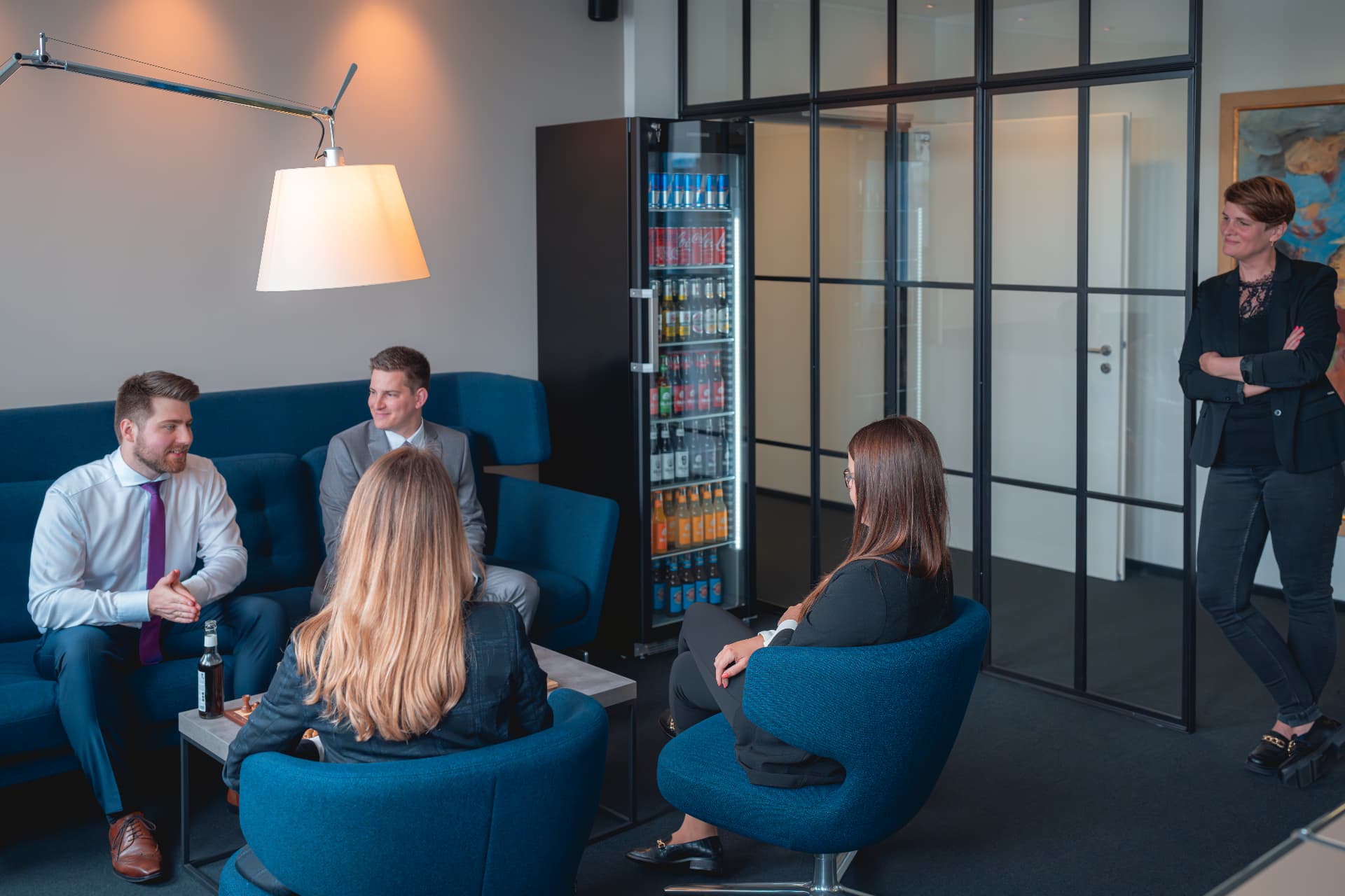 Teammitglieder im Austausch in der Lounge der Kanzlei RUGE FEHSENFELD